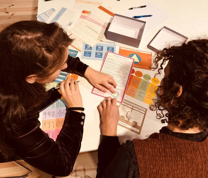 Två personer som sitter i en workshop